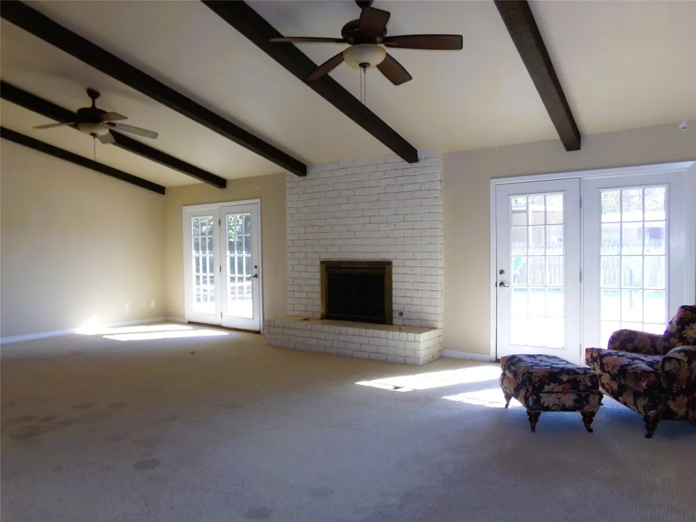 605 S Summit Street Weimar, TX 78962