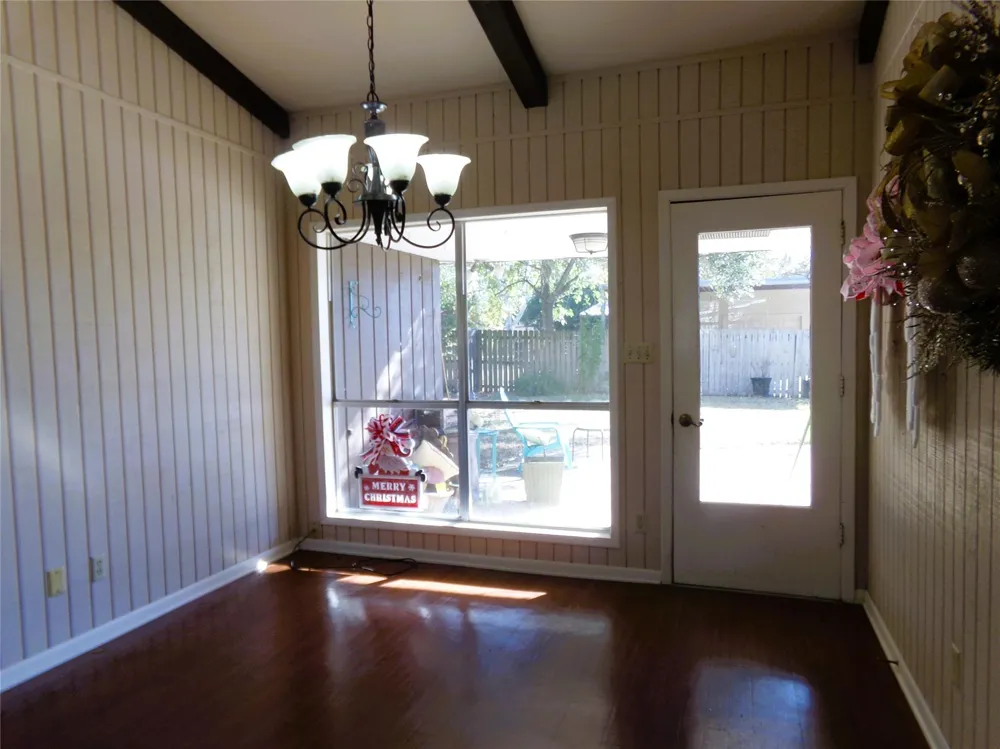 605 S Summit Street Weimar, TX 78962