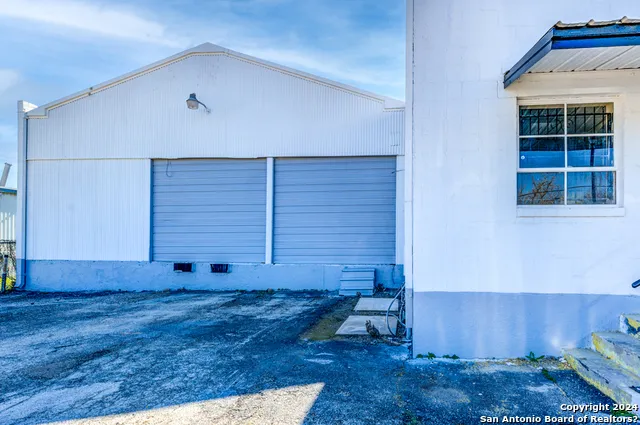2930 E Houston San Antonio, TX 78202
