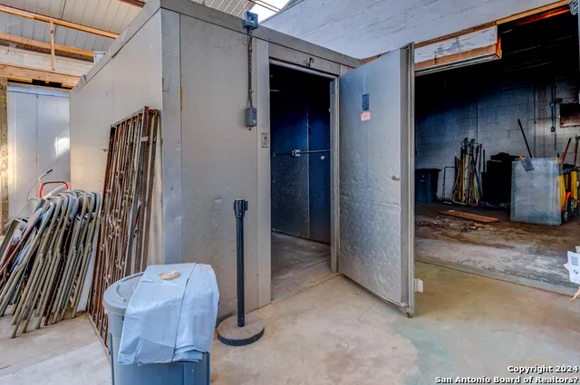 2930 E Houston San Antonio, TX 78202