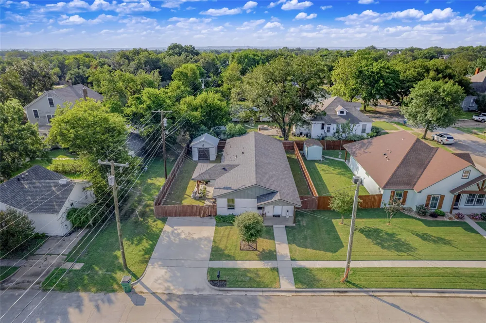 614 W 3rd Street McGregor, TX 76657