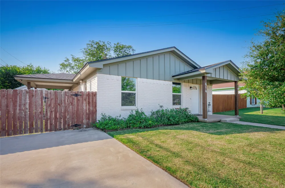 614 W 3rd Street McGregor, TX 76657