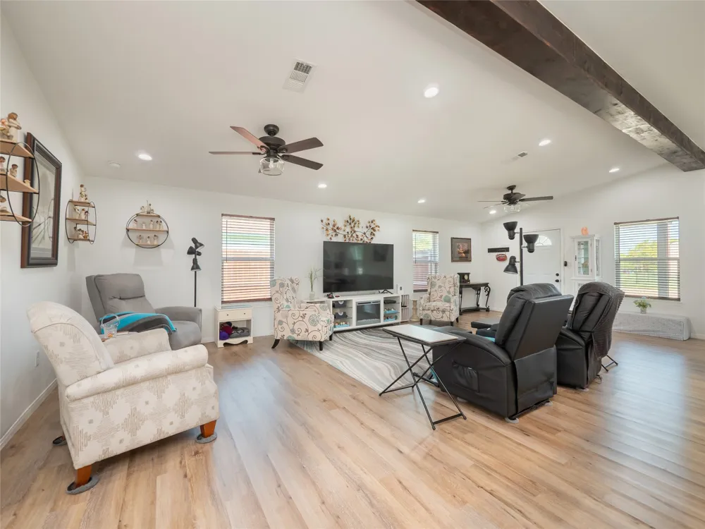 614 W 3rd Street McGregor, TX 76657