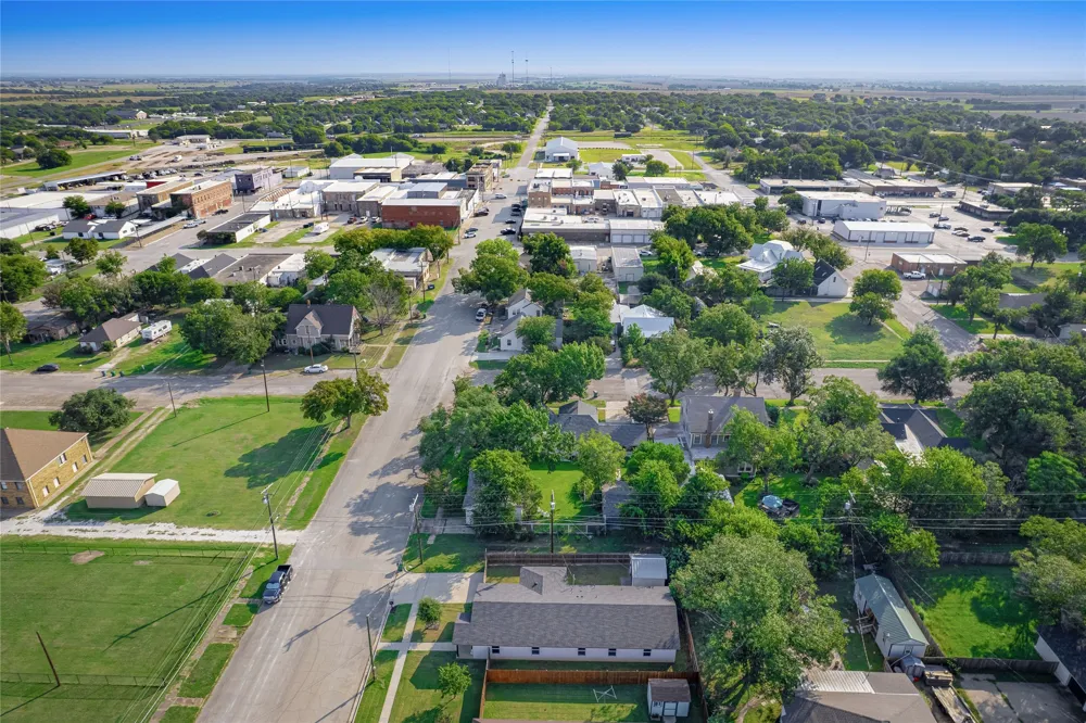 614 W 3rd Street McGregor, TX 76657