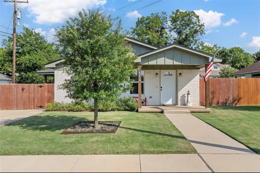 614 W 3rd Street McGregor, TX 76657