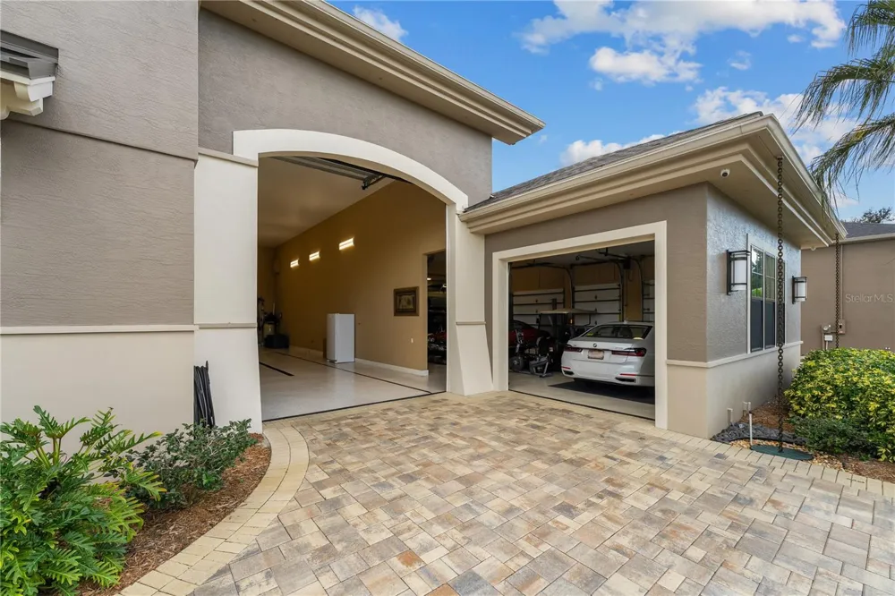 414 MEANDERING WAY Polk City, FL 33868