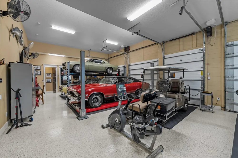 414 MEANDERING WAY Polk City, FL 33868