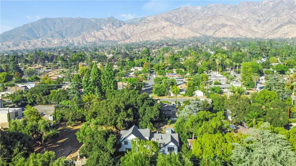 379 Buena Loma Altadena, CA 91001