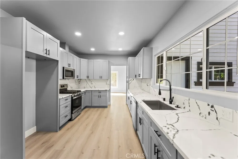 379 Buena Loma Altadena, CA 91001