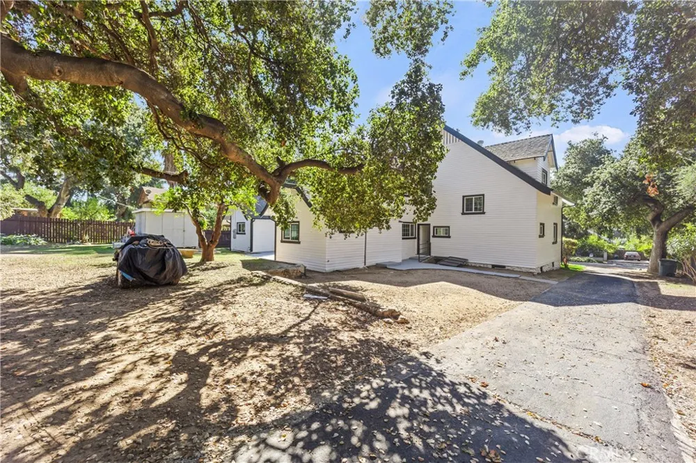 379 Buena Loma Altadena, CA 91001