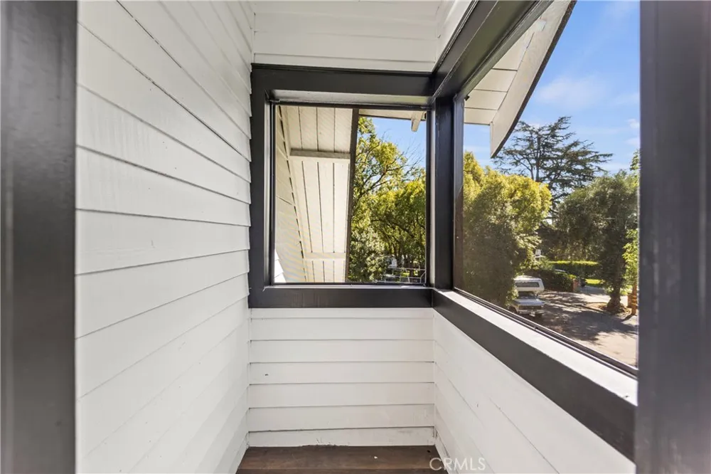 379 Buena Loma Altadena, CA 91001