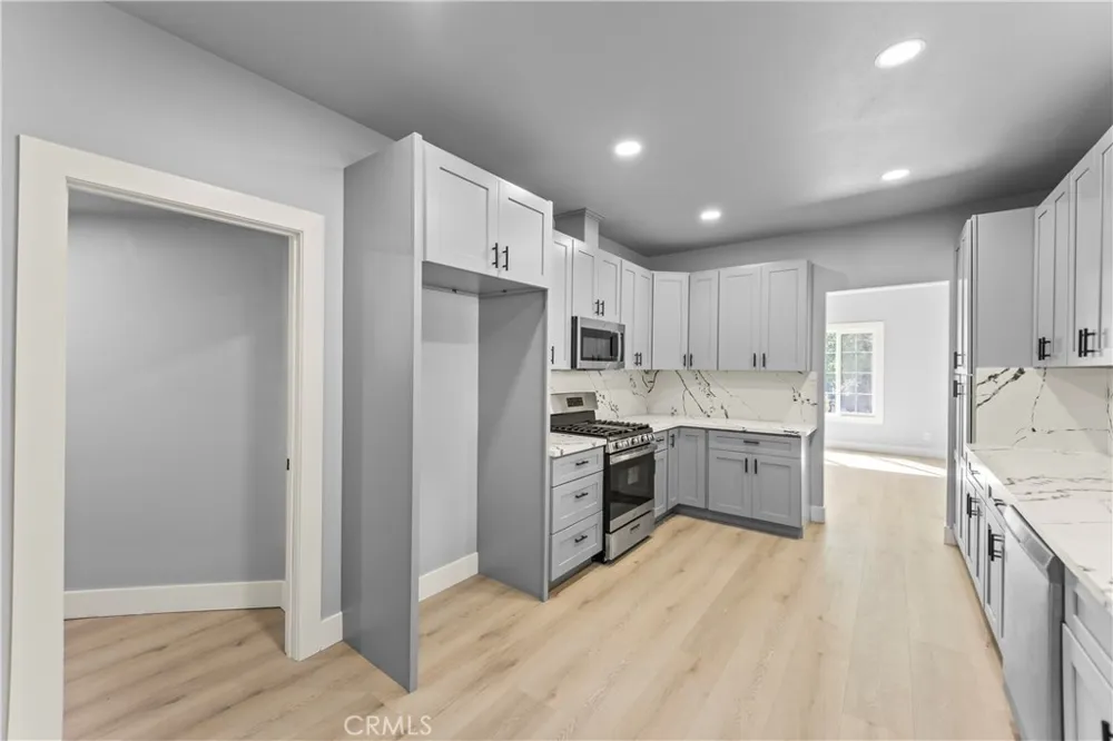 379 Buena Loma Altadena, CA 91001
