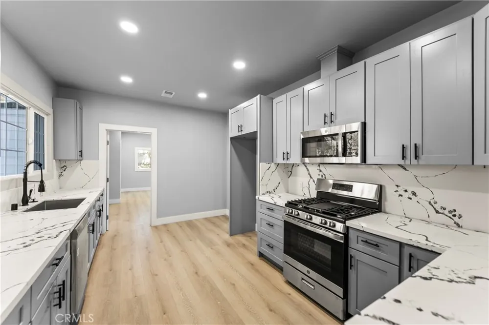 379 Buena Loma Altadena, CA 91001