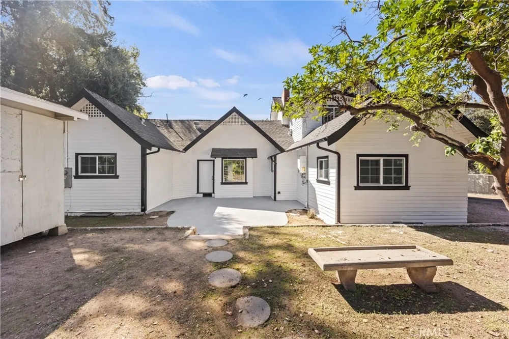 379 Buena Loma Altadena, CA 91001