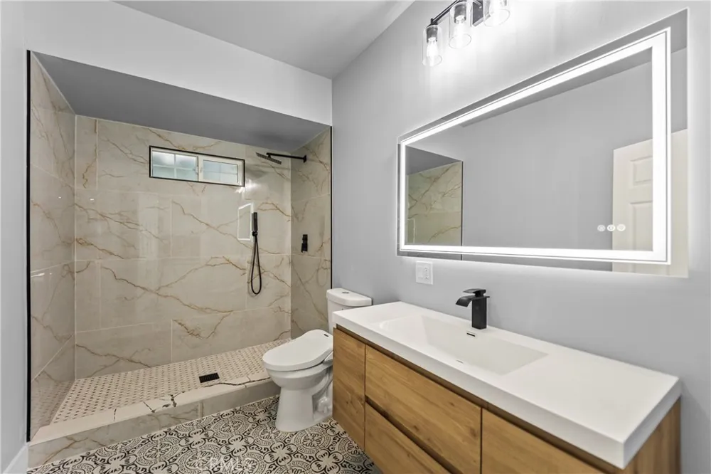379 Buena Loma Altadena, CA 91001