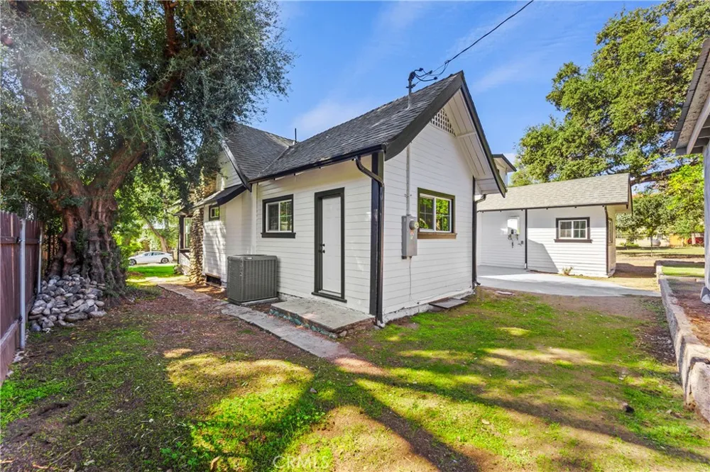 379 Buena Loma Altadena, CA 91001