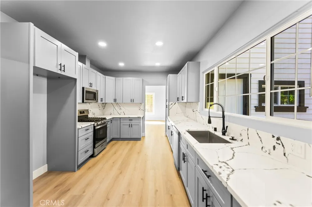 379 Buena Loma Altadena, CA 91001