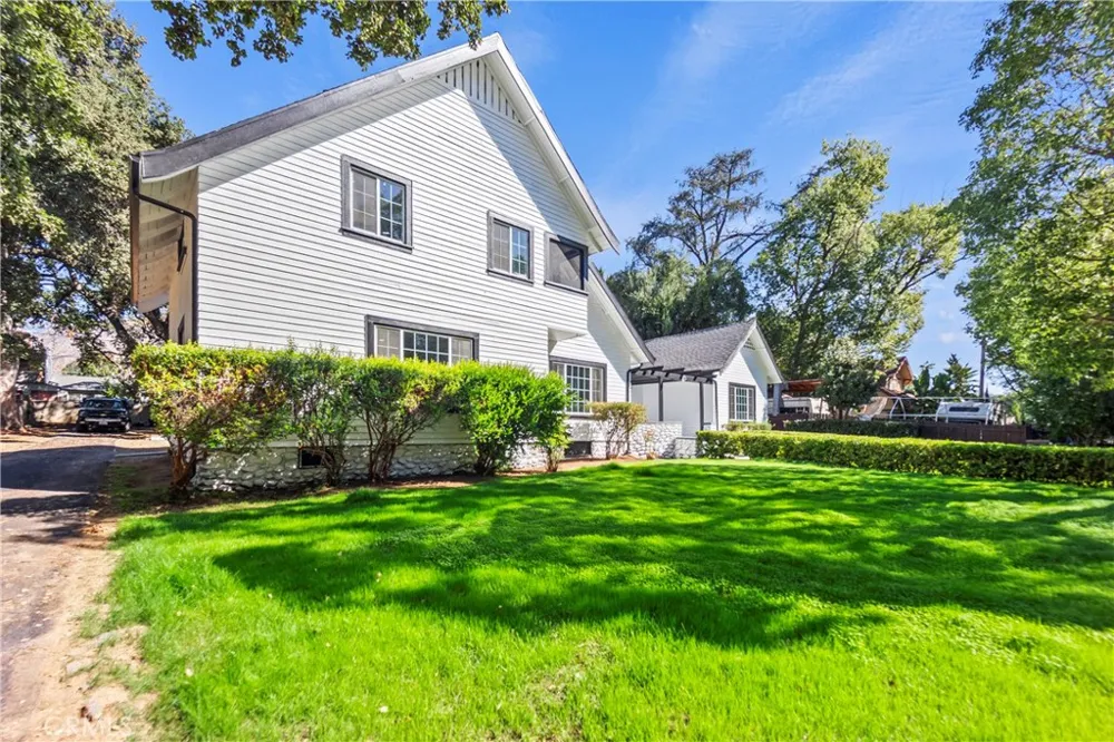 379 Buena Loma Altadena, CA 91001