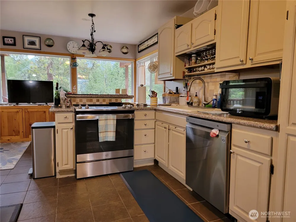 55 Gold Mountain Road Republic, WA 99166