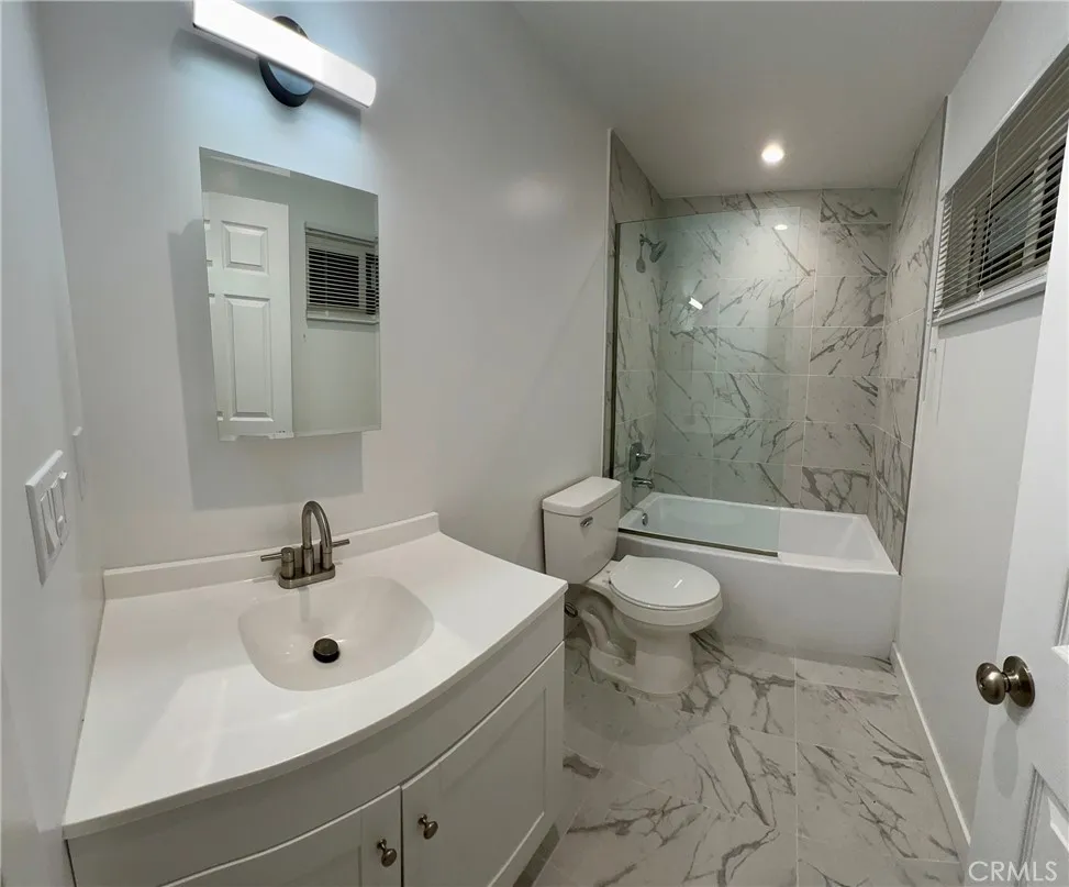 18654 Runnymede St. 1/2 Reseda, CA 91335
