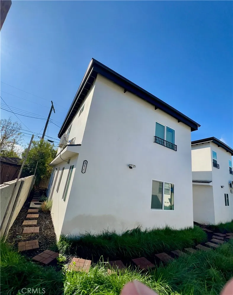 18654 Runnymede St. 1/2 Reseda, CA 91335