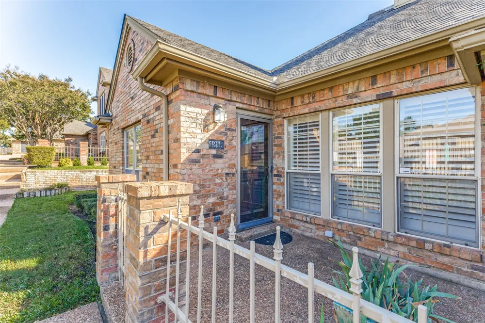 1218 Wooded Trail Hurst, TX 76053