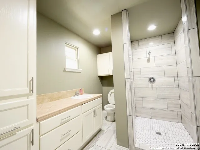 1330 Fenfield San Antonio, TX 78211