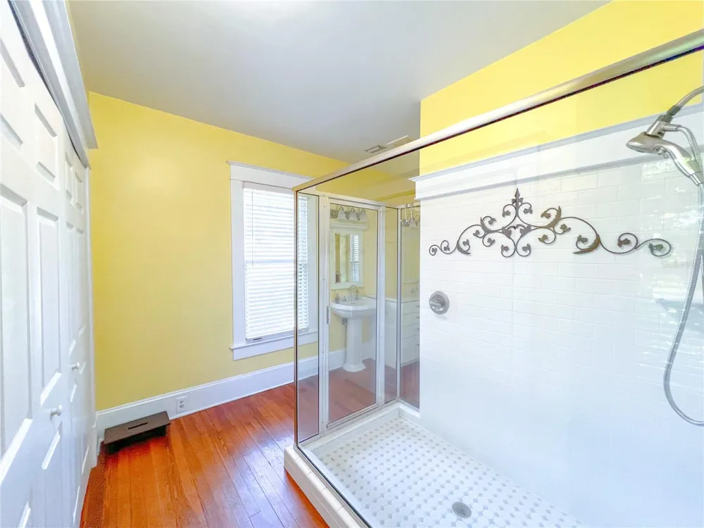516 NE 4TH STREET Gainesville, FL 32601