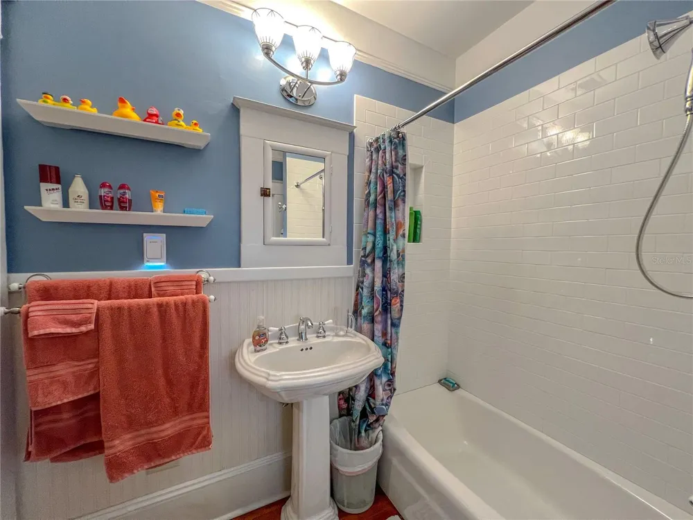 516 NE 4TH STREET Gainesville, FL 32601