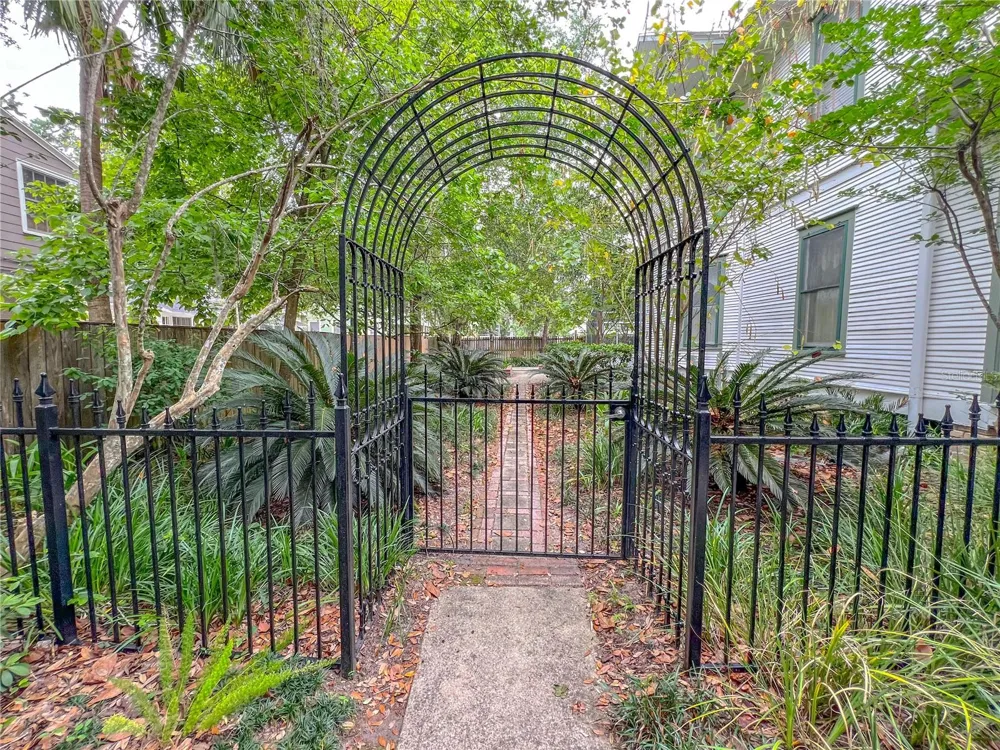 516 NE 4TH STREET Gainesville, FL 32601