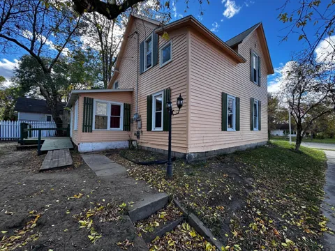 211 Maple Avenue NE