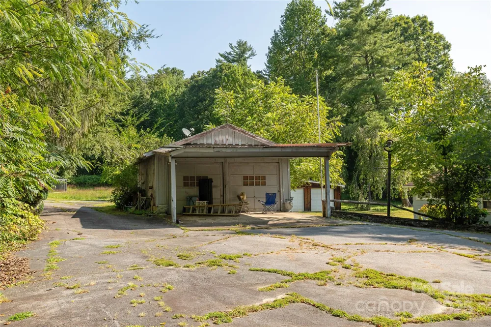 1925-B Windsor Drive Laurel Park, NC 28739