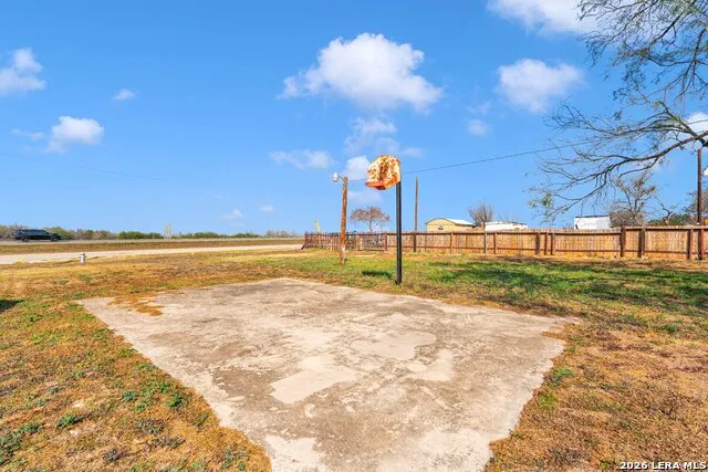 18460 S Ih 37 Elmendorf, TX 78112