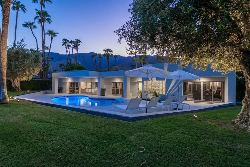 2560 S Camino Real Palm Springs, CA 92264