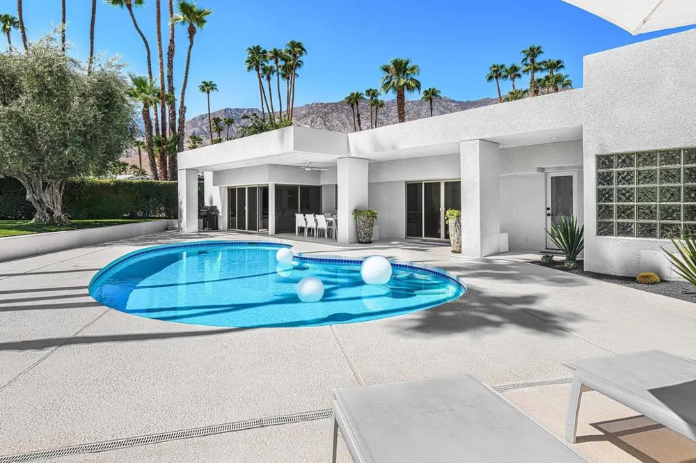 2560 S Camino Real Palm Springs, CA 92264