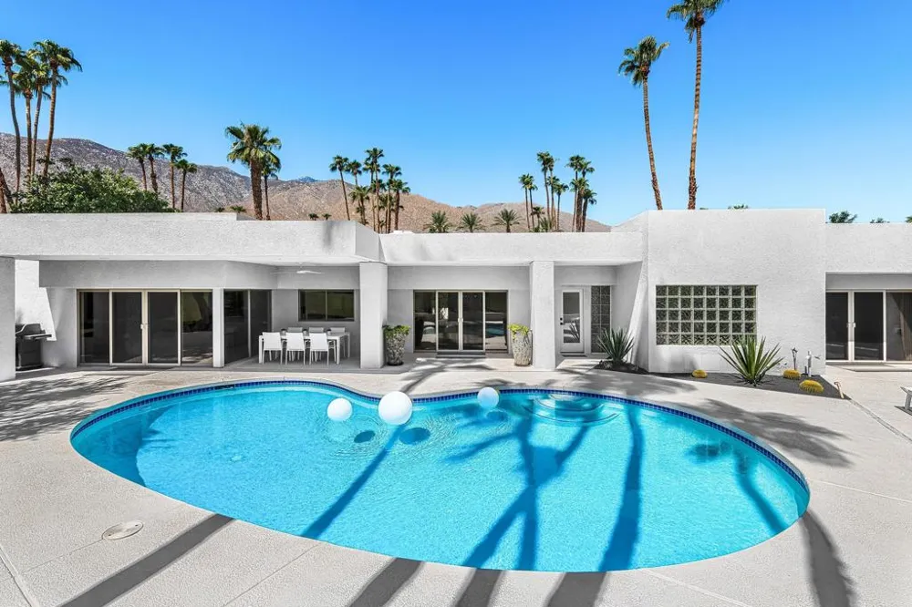 2560 S Camino Real Palm Springs, CA 92264