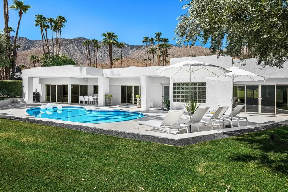 2560 S Camino Real Palm Springs, CA 92264