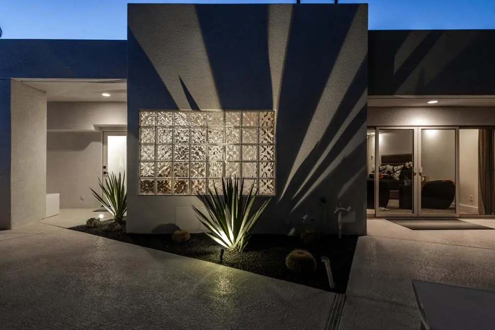 2560 S Camino Real Palm Springs, CA 92264