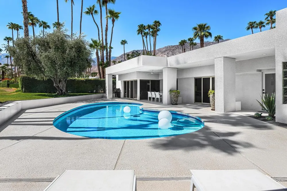 2560 S Camino Real Palm Springs, CA 92264