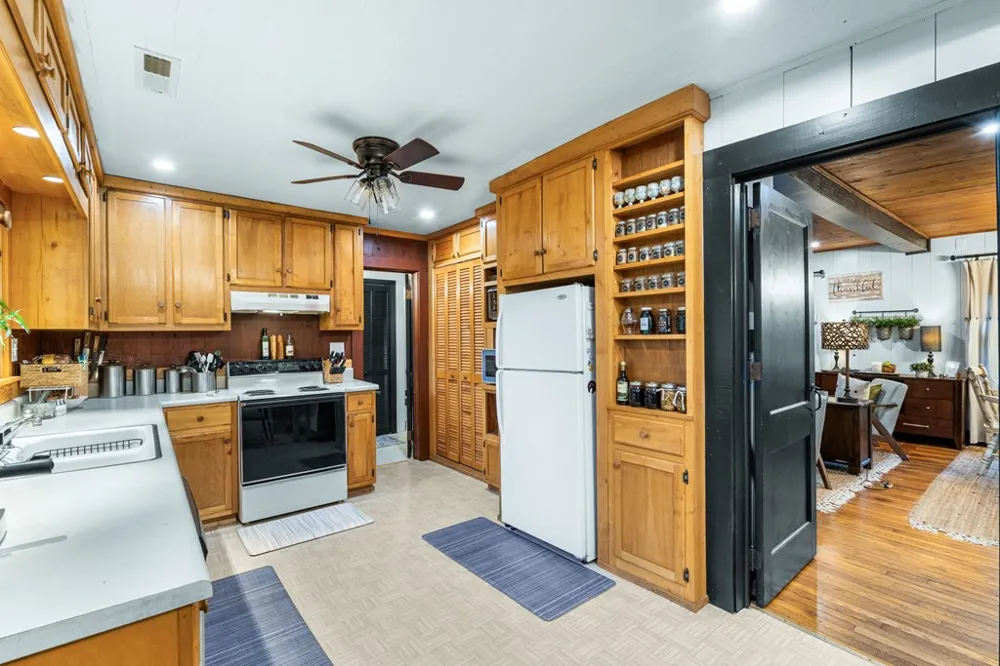 106 Settawig Road Brasstown, NC 28902