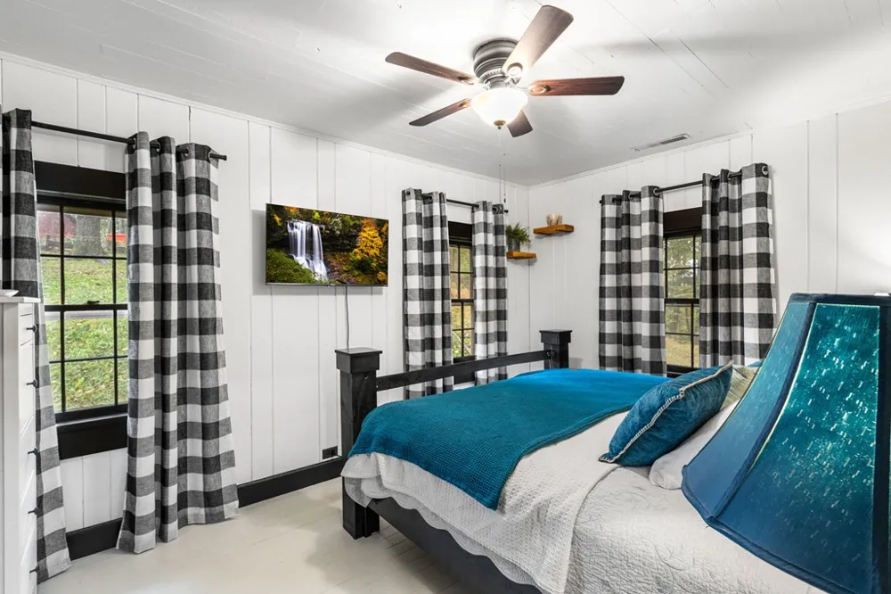 106 Settawig Road Brasstown, NC 28902