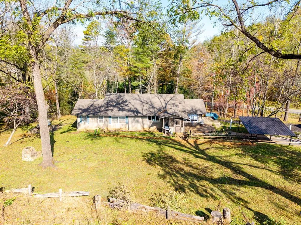 106 Settawig Road Brasstown, NC 28902