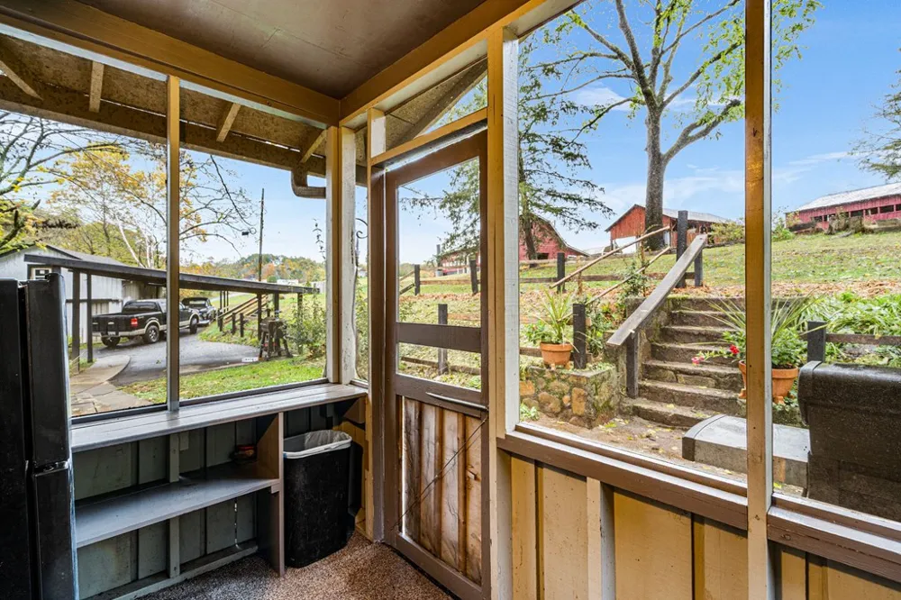 106 Settawig Road Brasstown, NC 28902