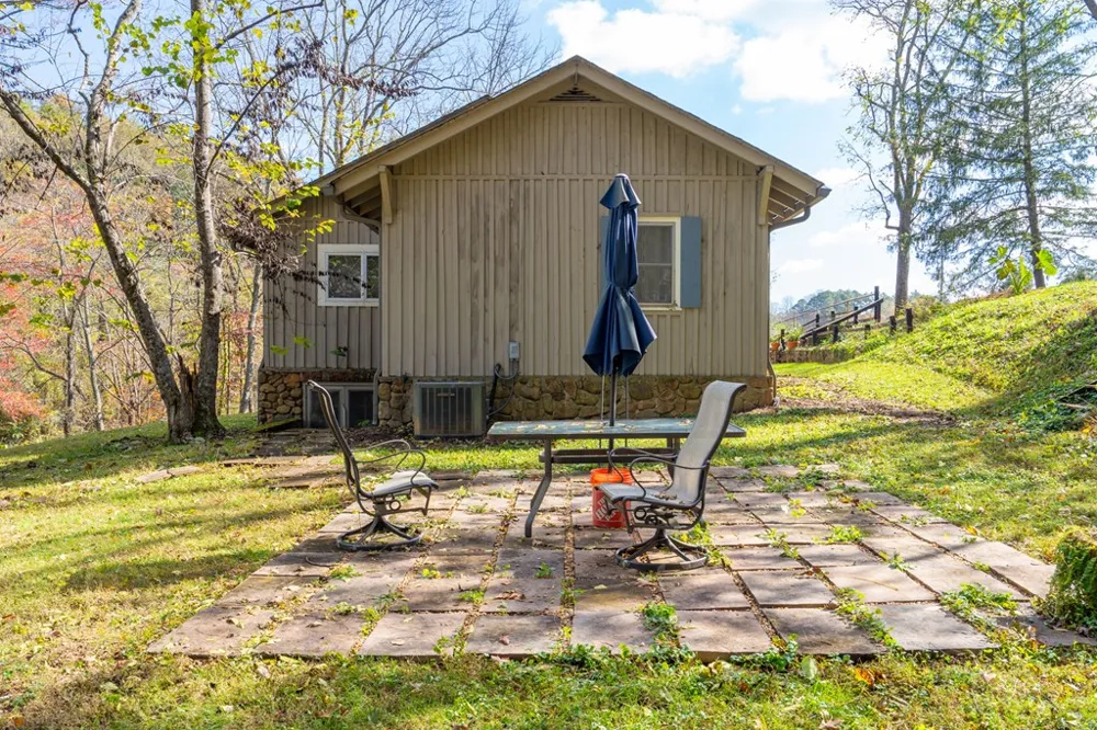 106 Settawig Road Brasstown, NC 28902
