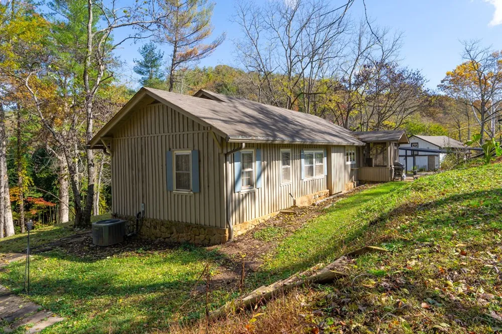 106 Settawig Road Brasstown, NC 28902