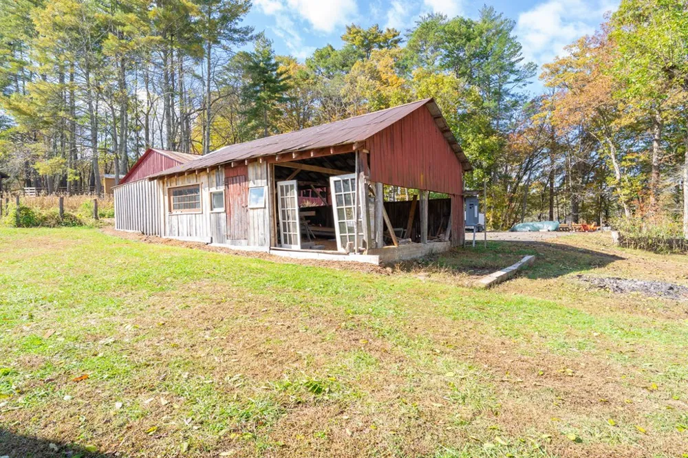 106 Settawig Road Brasstown, NC 28902