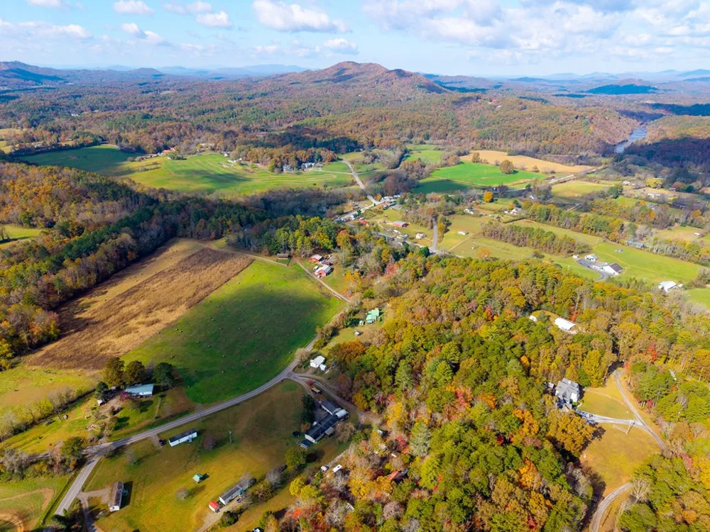 106 Settawig Road Brasstown, NC 28902
