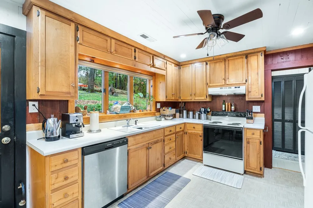 106 Settawig Road Brasstown, NC 28902