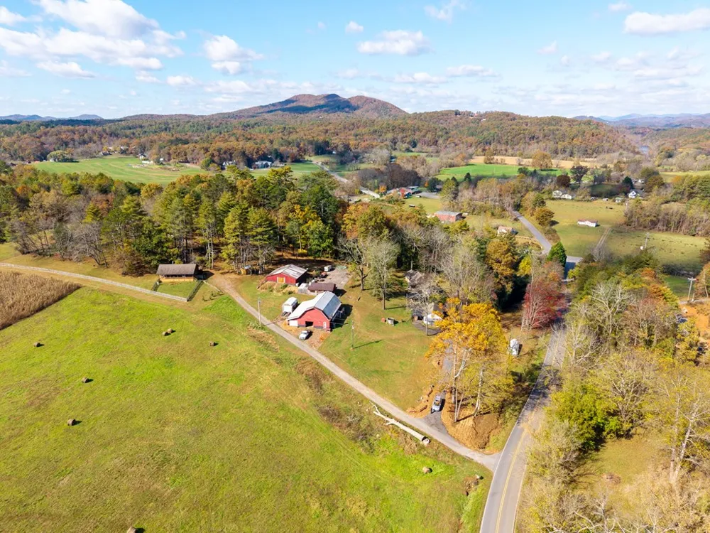 106 Settawig Road Brasstown, NC 28902