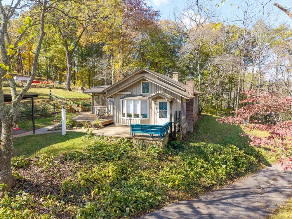 106 Settawig Road Brasstown, NC 28902